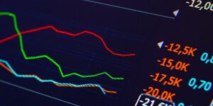 kriptoarena-gecen-sene-bitcoin-e-karsi-iyi-perfonmans-gosteren-4-altcoin