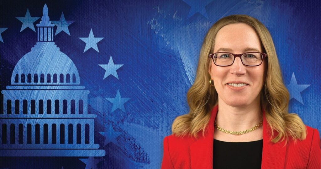 üyesi Hester Peirce, düzenleyicileri bir kez daha kripto sektörünü radikal şekilde düzenlemeye çalışmaktan geri adım atmaya çağırdı.