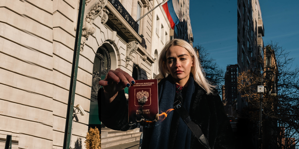 Rus Sanatçı Yaktığı Pasaport Videosunu NFT Haline Getirdi