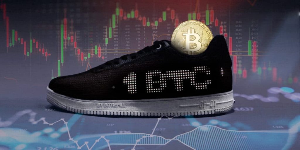 Bu Ayakkabı Bitcoin Madenciliği Yapıyor ve BTC Fiyatını Gösteriyor!