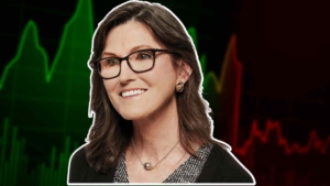 Kriptoarena.com olarak aktardığımız üzere kripto para piyasasının yakından takip ettiği ünlü Ark Invest CEO'su Cathie Wood, Bitcoin ve yapay zeka arasındaki uyuma dikkat çekerek yükselişe işaret etti! Peki, bu görüşlerin arkasında ne yatıyor? İşte detaylar... Ark Invest CEO'su Bitcoin için yükselişe işaret etti Ark Invest'in CEO'su Cathie Wood, yakın zamanda attığı bir tweet'te Bitcoin ve Yapay Zeka (AI) arasındaki yakınlaşmaya ilişkin iyimser görüşünü paylaştı. Wood'un tweet'i, yapay zeka ve Bitcoin'in dönüştürücü potansiyeline işaret ederek, farklı şirketler ve bir bütün olarak ekonomi için sunduğu olasılıkları vurguladı. Wood'un teknolojilerin iki heyecan verici yönüne duyduğu coşku, kripto ve Yapay Zeka sektörlerinin manzarasının ne kadar hızlı geliştiğini kanıtlıyor. Tweet'te ayrıca Ark Invest ve Blockchain Park tarafından hazırlanan ve Cathie Wood'un Bitcoin'in inşası ve ölçeklendirilmesini tartıştığı Bitcoin Brainstorm Podcast de yer alıyor. Wood'un yükseliş eğilimini destekleyen bir diğer çalışma ise ARK Invest tarafından hazırlanan "Yapay Zekaya Yatırım Yapmak" başlıklı araştırma raporu. Araştırma makalesi, hem Cathie Wood'un hem de Ark Invest'in yatırım stratejilerinde yapay zekanın etkilerini aktif olarak değerlendirdiklerinin güçlü bir göstergesi olarak karşımıza çıkıyor. Öte yandan Cathie Woods yıllar içinde yapay zeka ile ilgili bir dizi hisse senedine yatırım yaparak yükselen teknolojiye olan inancını göstermiştir. Yükselen teknolojinin yanı sıra, Cathie Wood'un Bitcoin'e olan ilgisi ARK Invest Bitcoin ETF gelişmeleriyle açıkça görülmektedir. ARK Invest, Bitcoin'in yanı sıra kripto sektöründeki varlığını gösteren çok sayıda Coinbase ve Robinhood hissesine de sahip. Ark Invest yapay zekaya da yatırım yapıyor Makalede ayrıca Ark Invest'in yapay zeka teknoloji hisselerine yatırım yaparak fayda sağlayan stratejilerinden de bahsediliyor. Yalnızca yapay zeka ve diğer yenilikçi teknolojilere odaklanan ARK Disruptive Innovation ETF (ARKK), NASDAQ 100 Endeksi'nden (QQQ) daha iyi performans göstererek yıl ortasına kadar %41,2 kâr elde etti. Wood'un attığı tweet ve Ark Invest'in araştırması, yapay zekanın yatırım dünyasındaki artan etkisini gösteriyor. Bitcoin ve yapay zekânın bir araya gelmesi, şirketlerin çalışma biçiminde sismik bir değişime yol açabilir ve nihayetinde üretkenliği ve maliyet yapılarını yeniden tanımlayabilir. Yatırımcılar büyüme için yenilikçi yollar aramaya devam ederken, Wood'un iyimserliği kripto para ve yapay zekanın kesiştiği noktadaki muazzam potansiyelin ilgi çekici bir göstergesi. Son dakika gelişmelerden anında haberdar olmak için bizi Twitter’da Facebook’ta ve Instagram’da takip edin ve Telegram ve YouTube kanalımıza katılın!