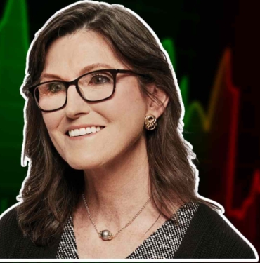 Kriptoarena.com olarak aktardığımız üzere kripto para piyasasının yakından takip ettiği ünlü Ark Invest CEO'su Cathie Wood, Bitcoin ve yapay zeka arasındaki uyuma dikkat çekerek yükselişe işaret etti! Peki, bu görüşlerin arkasında ne yatıyor? İşte detaylar... Ark Invest CEO'su Bitcoin için yükselişe işaret etti Ark Invest'in CEO'su Cathie Wood, yakın zamanda attığı bir tweet'te Bitcoin ve Yapay Zeka (AI) arasındaki yakınlaşmaya ilişkin iyimser görüşünü paylaştı. Wood'un tweet'i, yapay zeka ve Bitcoin'in dönüştürücü potansiyeline işaret ederek, farklı şirketler ve bir bütün olarak ekonomi için sunduğu olasılıkları vurguladı. Wood'un teknolojilerin iki heyecan verici yönüne duyduğu coşku, kripto ve Yapay Zeka sektörlerinin manzarasının ne kadar hızlı geliştiğini kanıtlıyor. Tweet'te ayrıca Ark Invest ve Blockchain Park tarafından hazırlanan ve Cathie Wood'un Bitcoin'in inşası ve ölçeklendirilmesini tartıştığı Bitcoin Brainstorm Podcast de yer alıyor. Wood'un yükseliş eğilimini destekleyen bir diğer çalışma ise ARK Invest tarafından hazırlanan "Yapay Zekaya Yatırım Yapmak" başlıklı araştırma raporu. Araştırma makalesi, hem Cathie Wood'un hem de Ark Invest'in yatırım stratejilerinde yapay zekanın etkilerini aktif olarak değerlendirdiklerinin güçlü bir göstergesi olarak karşımıza çıkıyor. Öte yandan Cathie Woods yıllar içinde yapay zeka ile ilgili bir dizi hisse senedine yatırım yaparak yükselen teknolojiye olan inancını göstermiştir. Yükselen teknolojinin yanı sıra, Cathie Wood'un Bitcoin'e olan ilgisi ARK Invest Bitcoin ETF gelişmeleriyle açıkça görülmektedir. ARK Invest, Bitcoin'in yanı sıra kripto sektöründeki varlığını gösteren çok sayıda Coinbase ve Robinhood hissesine de sahip. Ark Invest yapay zekaya da yatırım yapıyor Makalede ayrıca Ark Invest'in yapay zeka teknoloji hisselerine yatırım yaparak fayda sağlayan stratejilerinden de bahsediliyor. Yalnızca yapay zeka ve diğer yenilikçi teknolojilere odaklanan ARK Disruptive Innovation ETF (ARKK), NASDAQ 100 Endeksi'nden (QQQ) daha iyi performans göstererek yıl ortasına kadar %41,2 kâr elde etti. Wood'un attığı tweet ve Ark Invest'in araştırması, yapay zekanın yatırım dünyasındaki artan etkisini gösteriyor. Bitcoin ve yapay zekânın bir araya gelmesi, şirketlerin çalışma biçiminde sismik bir değişime yol açabilir ve nihayetinde üretkenliği ve maliyet yapılarını yeniden tanımlayabilir. Yatırımcılar büyüme için yenilikçi yollar aramaya devam ederken, Wood'un iyimserliği kripto para ve yapay zekanın kesiştiği noktadaki muazzam potansiyelin ilgi çekici bir göstergesi. Son dakika gelişmelerden anında haberdar olmak için bizi Twitter’da Facebook’ta ve Instagram’da takip edin ve Telegram ve YouTube kanalımıza katılın!