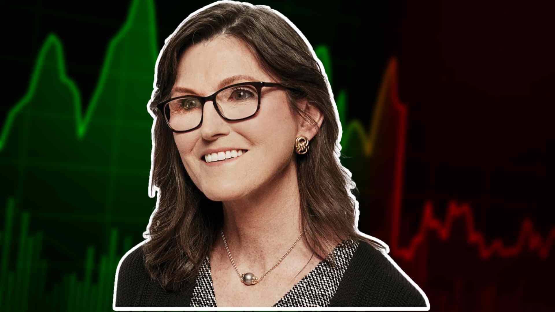 Kriptoarena.com olarak aktardığımız üzere kripto para piyasasının yakından takip ettiği ünlü Ark Invest CEO'su Cathie Wood, Bitcoin ve yapay zeka arasındaki uyuma dikkat çekerek yükselişe işaret etti! Peki, bu görüşlerin arkasında ne yatıyor? İşte detaylar... Ark Invest CEO'su Bitcoin için yükselişe işaret etti Ark Invest'in CEO'su Cathie Wood, yakın zamanda attığı bir tweet'te Bitcoin ve Yapay Zeka (AI) arasındaki yakınlaşmaya ilişkin iyimser görüşünü paylaştı. Wood'un tweet'i, yapay zeka ve Bitcoin'in dönüştürücü potansiyeline işaret ederek, farklı şirketler ve bir bütün olarak ekonomi için sunduğu olasılıkları vurguladı. Wood'un teknolojilerin iki heyecan verici yönüne duyduğu coşku, kripto ve Yapay Zeka sektörlerinin manzarasının ne kadar hızlı geliştiğini kanıtlıyor. Tweet'te ayrıca Ark Invest ve Blockchain Park tarafından hazırlanan ve Cathie Wood'un Bitcoin'in inşası ve ölçeklendirilmesini tartıştığı Bitcoin Brainstorm Podcast de yer alıyor. Wood'un yükseliş eğilimini destekleyen bir diğer çalışma ise ARK Invest tarafından hazırlanan "Yapay Zekaya Yatırım Yapmak" başlıklı araştırma raporu. Araştırma makalesi, hem Cathie Wood'un hem de Ark Invest'in yatırım stratejilerinde yapay zekanın etkilerini aktif olarak değerlendirdiklerinin güçlü bir göstergesi olarak karşımıza çıkıyor. Öte yandan Cathie Woods yıllar içinde yapay zeka ile ilgili bir dizi hisse senedine yatırım yaparak yükselen teknolojiye olan inancını göstermiştir. Yükselen teknolojinin yanı sıra, Cathie Wood'un Bitcoin'e olan ilgisi ARK Invest Bitcoin ETF gelişmeleriyle açıkça görülmektedir. ARK Invest, Bitcoin'in yanı sıra kripto sektöründeki varlığını gösteren çok sayıda Coinbase ve Robinhood hissesine de sahip. Ark Invest yapay zekaya da yatırım yapıyor Makalede ayrıca Ark Invest'in yapay zeka teknoloji hisselerine yatırım yaparak fayda sağlayan stratejilerinden de bahsediliyor. Yalnızca yapay zeka ve diğer yenilikçi teknolojilere odaklanan ARK Disruptive Innovation ETF (ARKK), NASDAQ 100 Endeksi'nden (QQQ) daha iyi performans göstererek yıl ortasına kadar %41,2 kâr elde etti. Wood'un attığı tweet ve Ark Invest'in araştırması, yapay zekanın yatırım dünyasındaki artan etkisini gösteriyor. Bitcoin ve yapay zekânın bir araya gelmesi, şirketlerin çalışma biçiminde sismik bir değişime yol açabilir ve nihayetinde üretkenliği ve maliyet yapılarını yeniden tanımlayabilir. Yatırımcılar büyüme için yenilikçi yollar aramaya devam ederken, Wood'un iyimserliği kripto para ve yapay zekanın kesiştiği noktadaki muazzam potansiyelin ilgi çekici bir göstergesi. Son dakika gelişmelerden anında haberdar olmak için bizi Twitter’da Facebook’ta ve Instagram’da takip edin ve Telegram ve YouTube kanalımıza katılın!