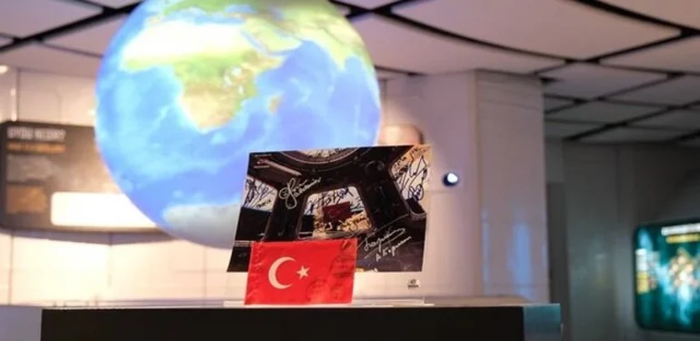Türk Bayrağıyla İstasyon İçinde: Rus Kozmonot Cumhuriyet’in 100. Yılını Uzayda Kutladı!