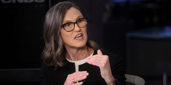 Bitcoin Boğası Cathie Wood, XRP, Solana ve Cardano Spot ETF’leri Hakkında Görüşlerini Paylaştı