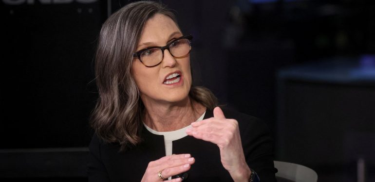 Bitcoin Boğası Cathie Wood, XRP, Solana ve Cardano Spot ETF’leri Hakkında Görüşlerini Paylaştı