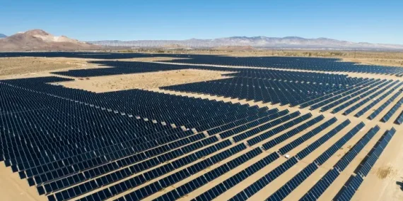 Dünyanın En Büyük Güneş ve Enerji Depolama Tesisi Faaliyete Geçti
