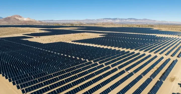Dünyanın En Büyük Güneş ve Enerji Depolama Tesisi Faaliyete Geçti
